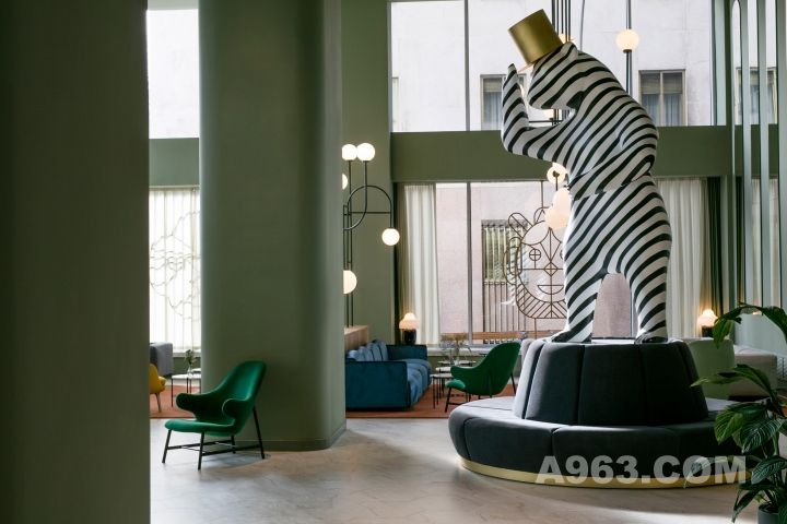 当走进酒店的大堂，客人便被一个戴着黄铜高帽的斑马条纹熊的巨型雕塑迎接，它正代表马德里脱帽致敬。