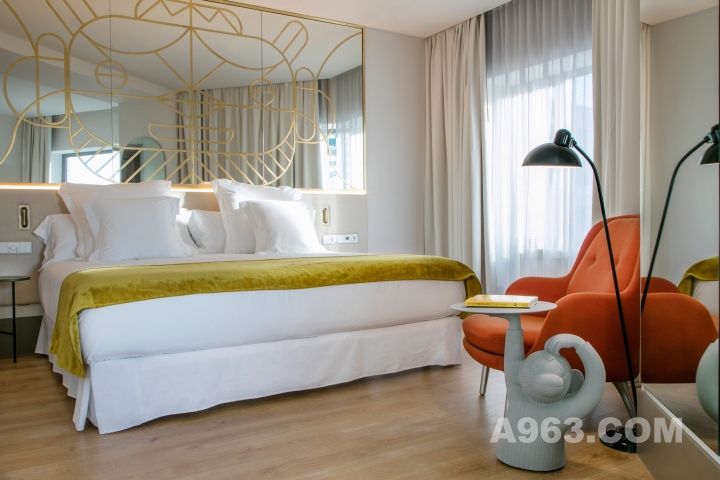 酒店卧室里光线充足，一张猴型小桌，造型别致，引入注意，桌子旁边配有著名的Catch椅。