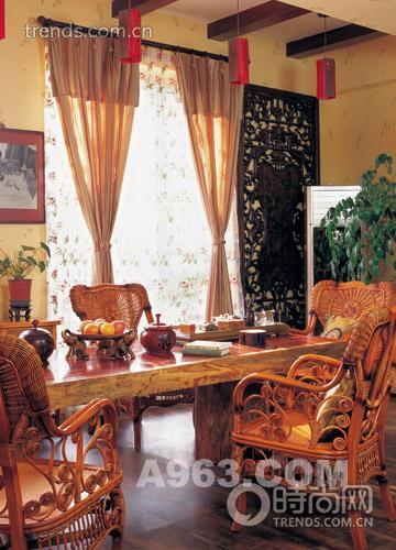 李彬/餐桌的木质纹理有种原始的味道，深色更容易烘托出怀旧的氛围。