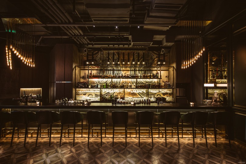 吧台为此类酒吧的灵魂区域，因酒吧定义为“爵士时代”的再现，吧台色调也根据此思路定为美国20年代代表性的深酒绿与黑茶，点缀金与红。