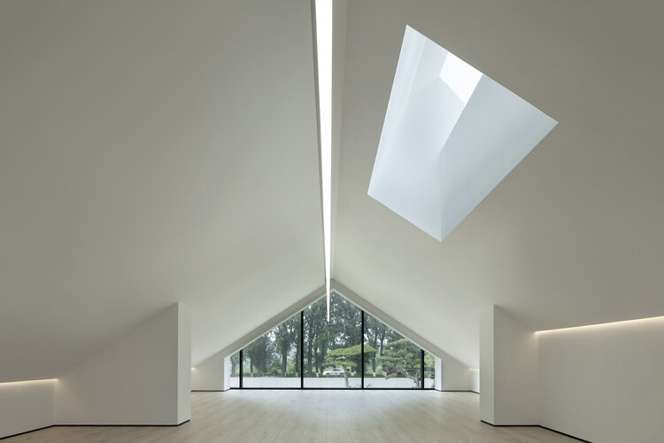 二层的坡屋顶展厅  &copy;夏至