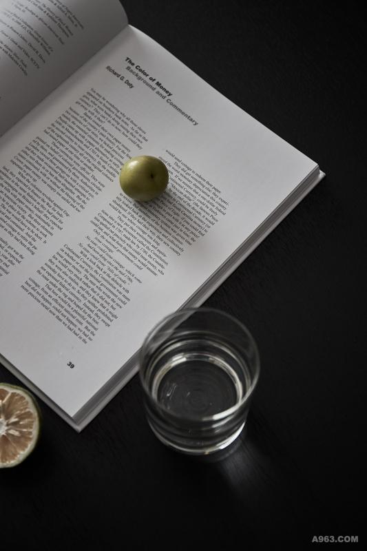 一本书和一杯水的图片图片